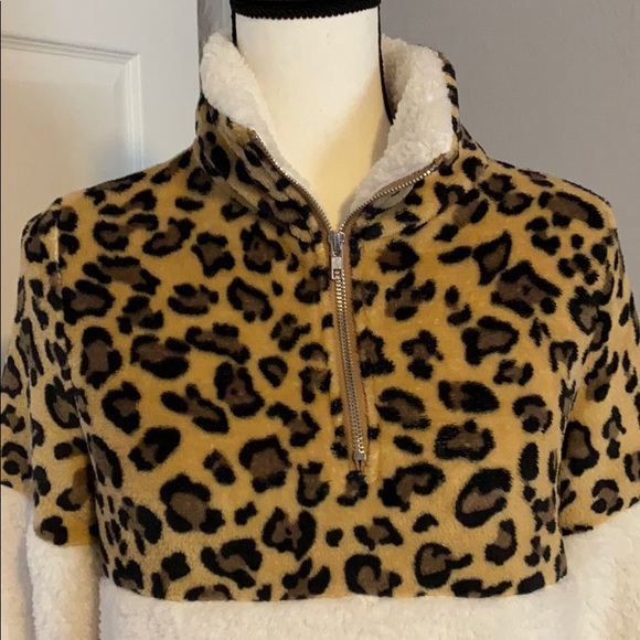 NEW C&D&M fleece leopard pull over❤️ - Picture 6 of 8
